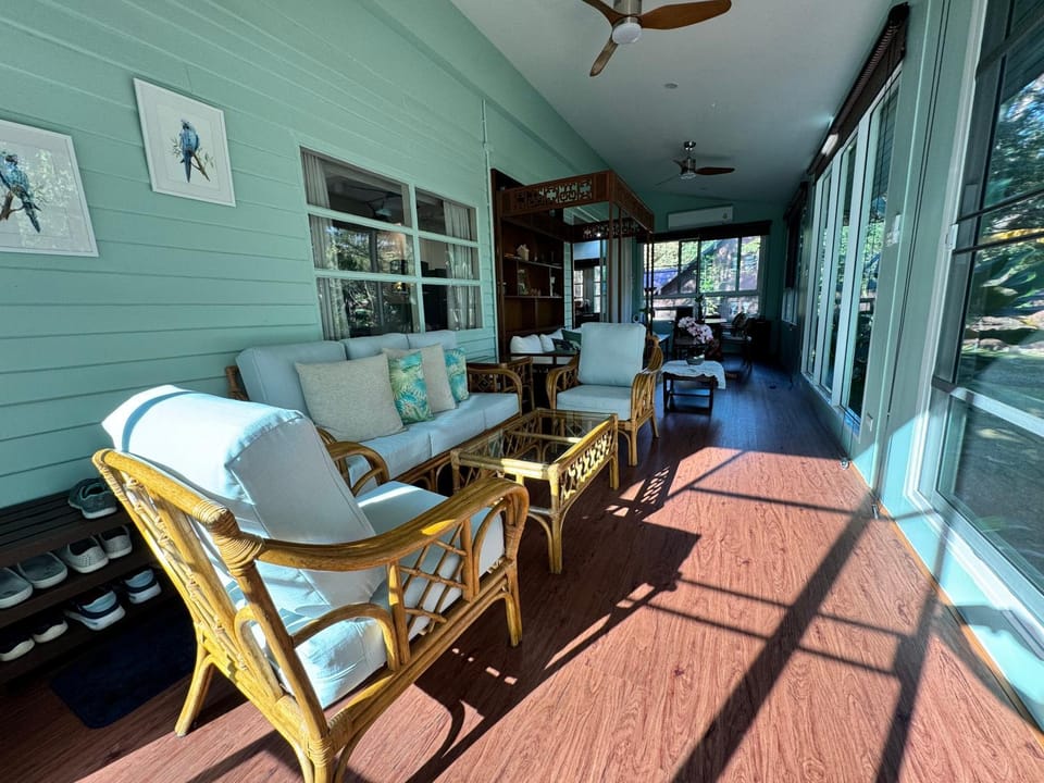 Day, Living room, Seating area