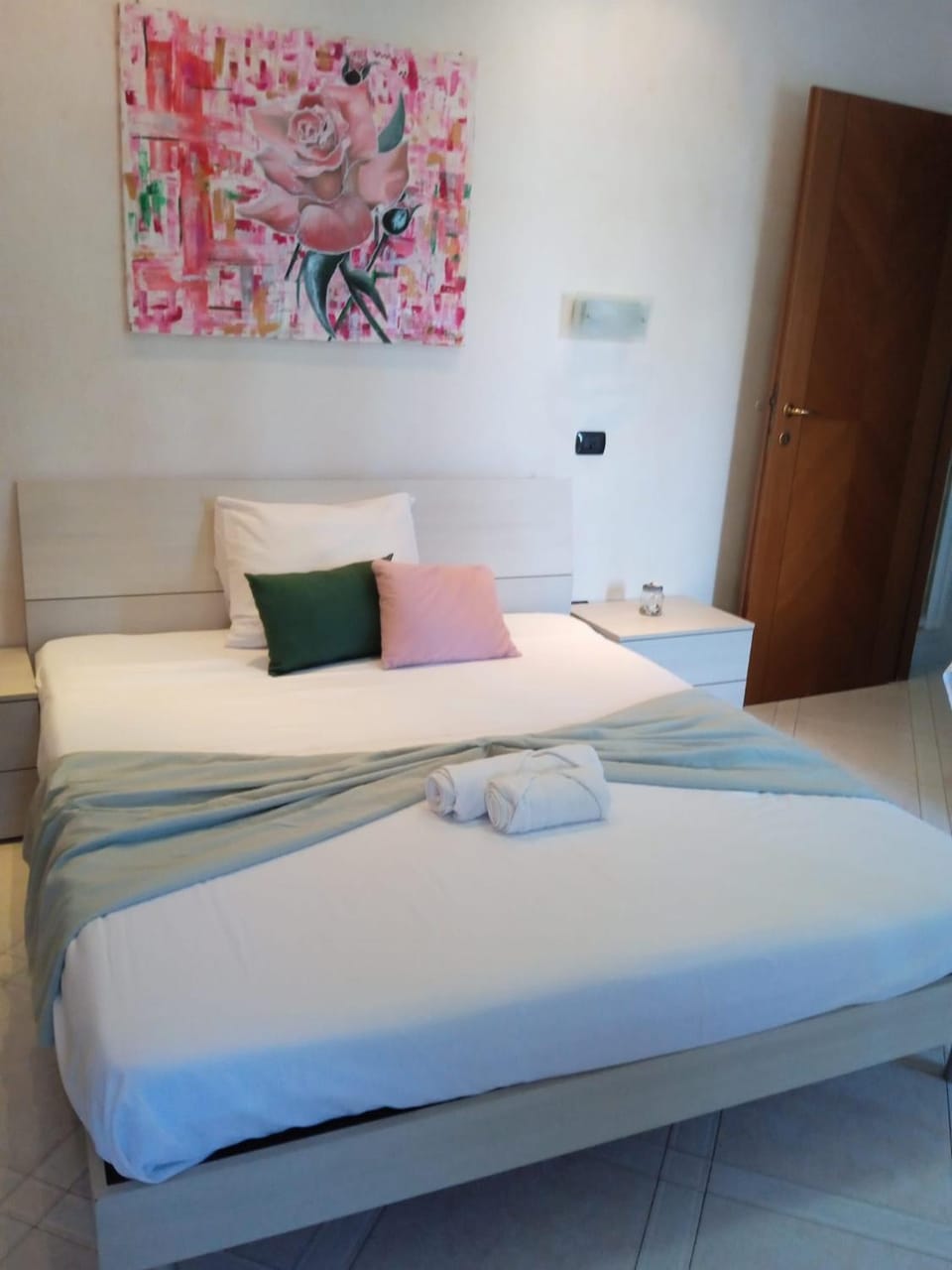 Bed, Photo of the whole room, Bedroom, towels