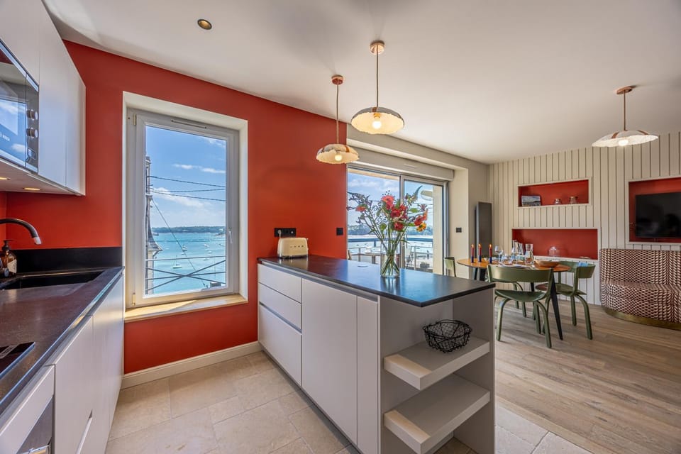 Kitchen or kitchenette, Dining area