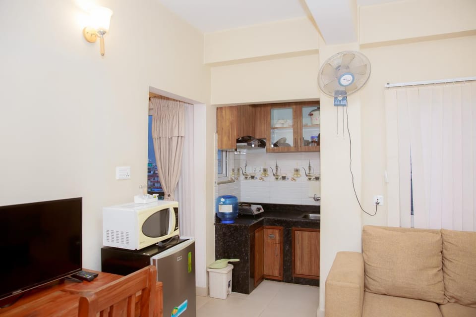 TV and multimedia, Kitchen or kitchenette, Living room, Dining area, dishwasher, fireplace, oven, stove