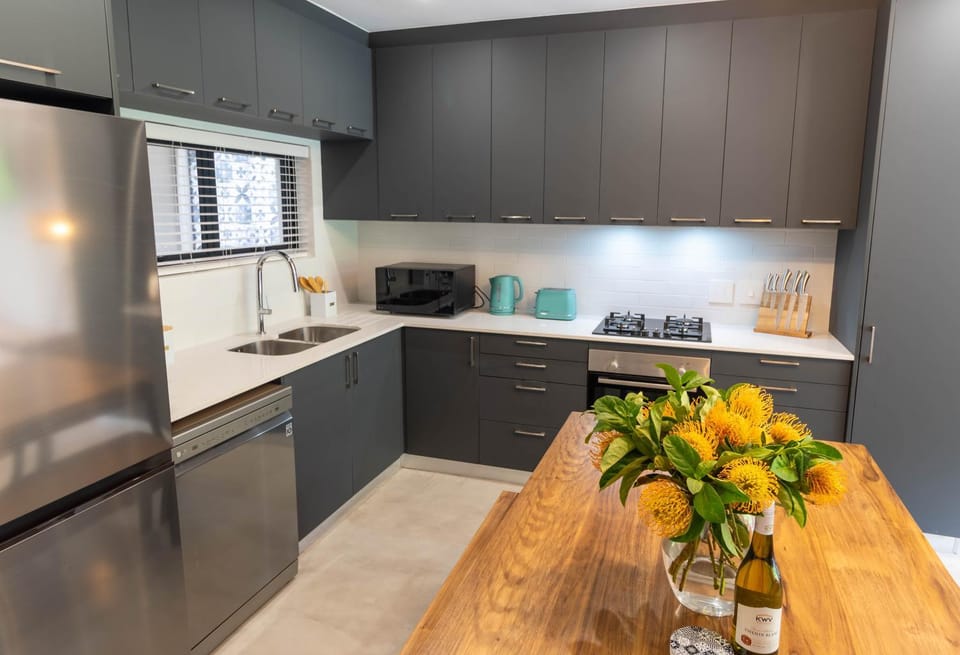 Coffee/tea facilities, Kitchen or kitchenette, dishwasher, oven, stove, toaster