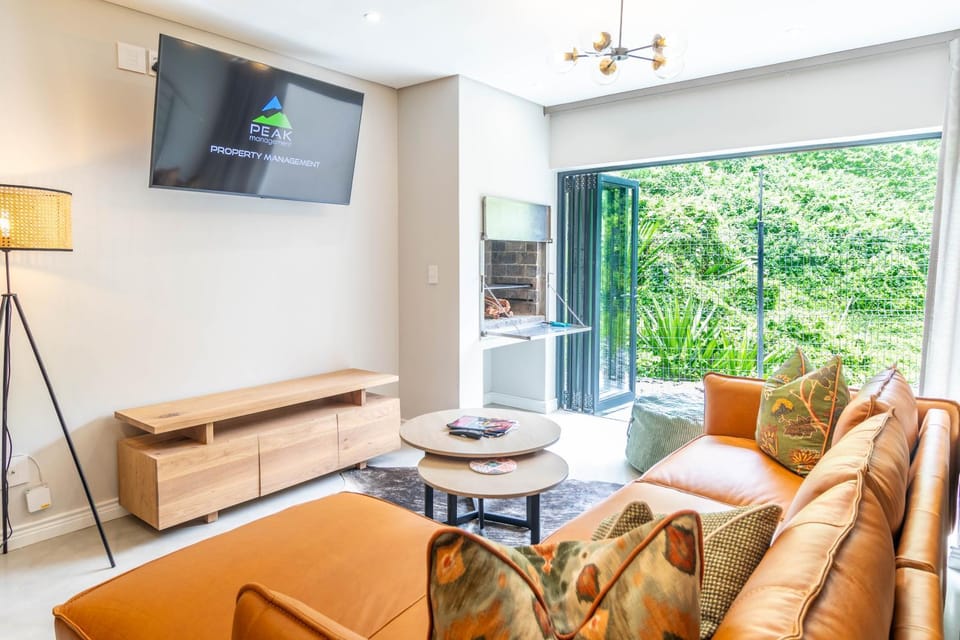 TV and multimedia, Living room, Seating area, Evening entertainment