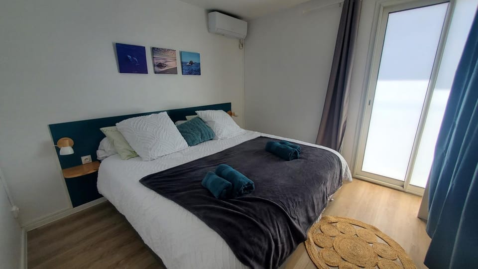 Bed, Photo of the whole room, Bedroom, towels, air conditioner