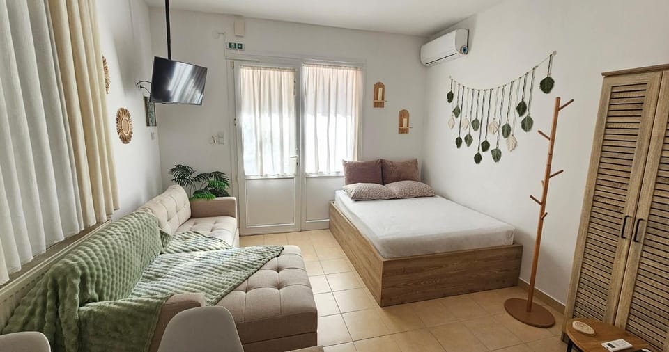 Bed, TV and multimedia, Living room, Photo of the whole room, Seating area, Bedroom, air conditioner