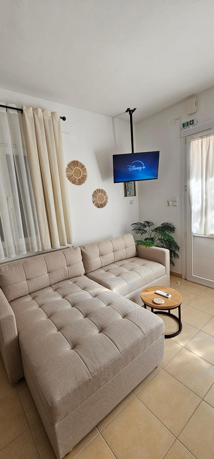 TV and multimedia, Living room, Seating area, air conditioner