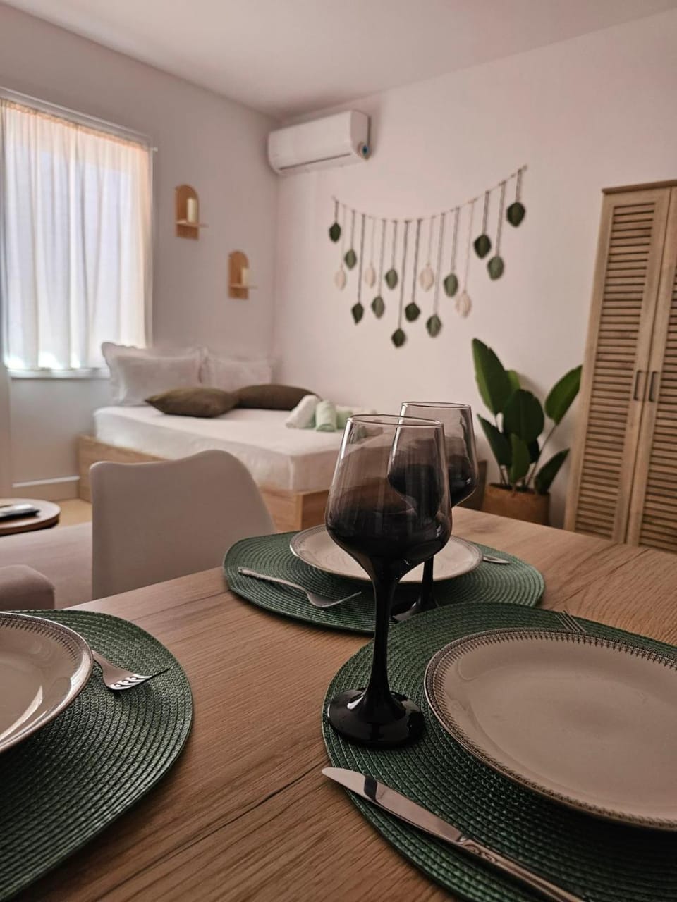 Bed, Living room, Photo of the whole room, Seating area, Dining area, Bedroom, air conditioner