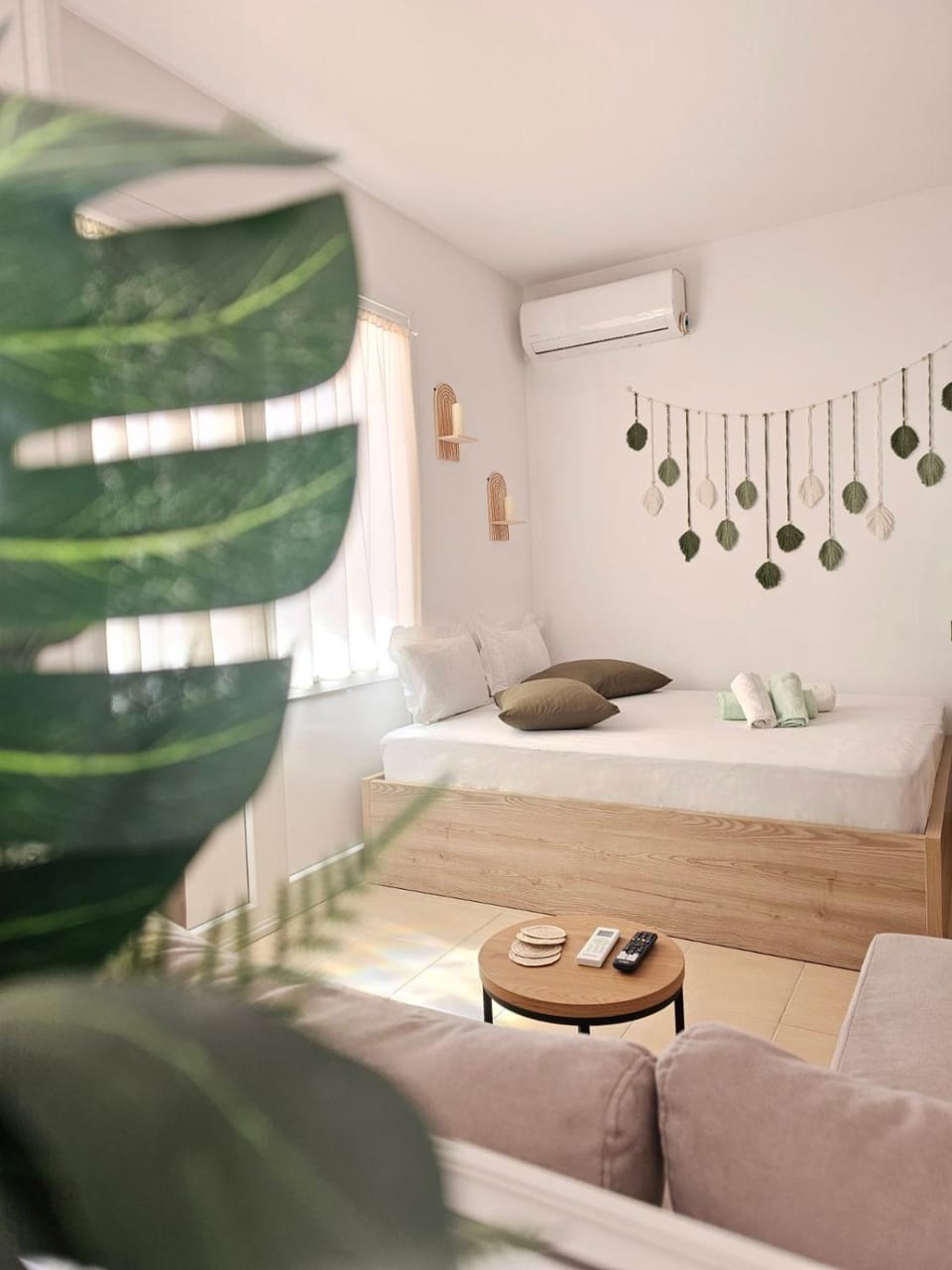 Bed, Living room, Photo of the whole room, Seating area, Bedroom, air conditioner