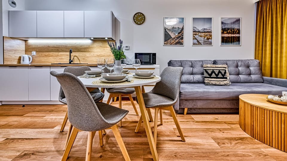 Kitchen or kitchenette, Seating area, Dining area
