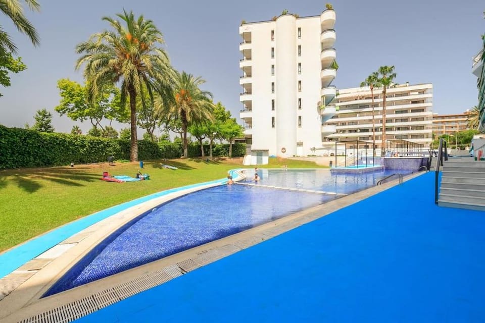Property building, Day, Pool view, Swimming pool