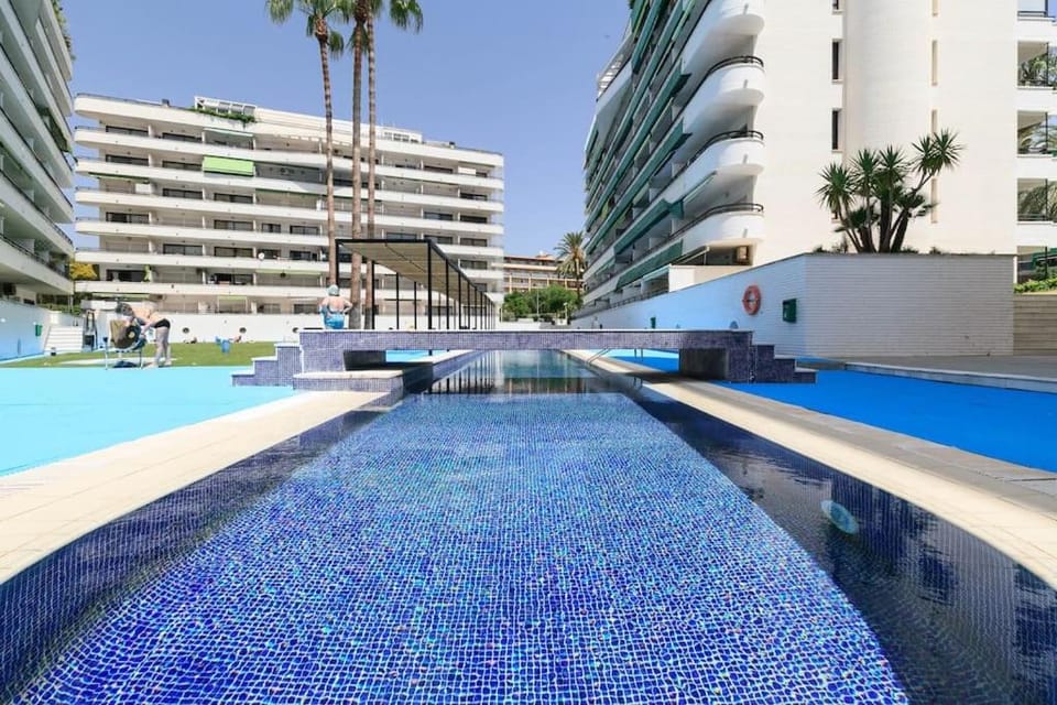 Property building, Day, Swimming pool