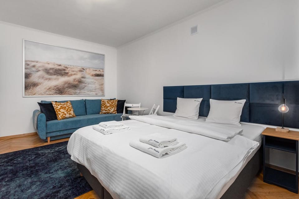 Bed, Living room, Seating area, towels