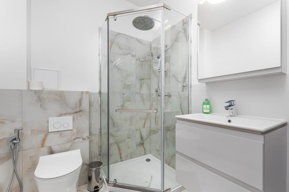 Shower, Toilet, Bathroom, towels