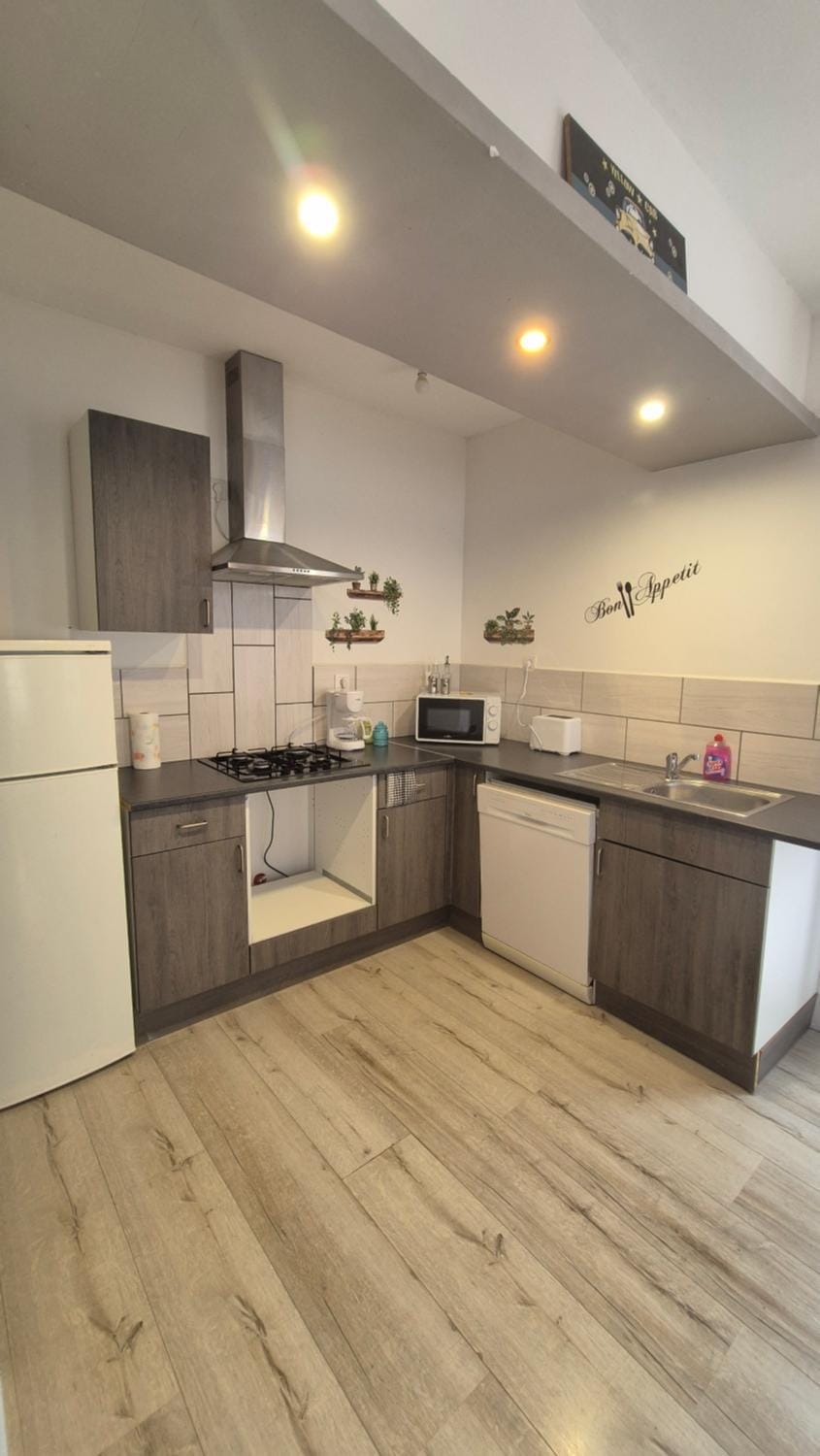 Kitchen or kitchenette, dishwasher, stove