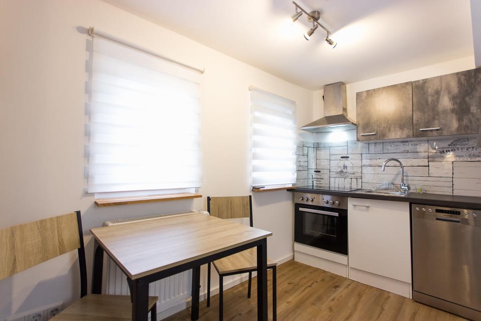 Kitchen or kitchenette, Dining area