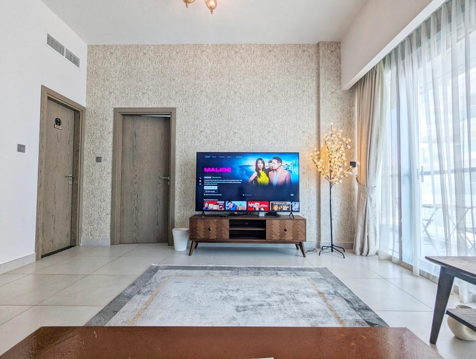 TV and multimedia, Living room, Seating area, Evening entertainment