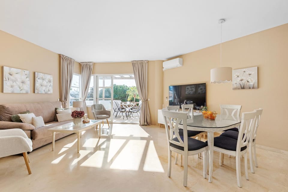 Property building, TV and multimedia, Balcony/Terrace, Living room, Dining area