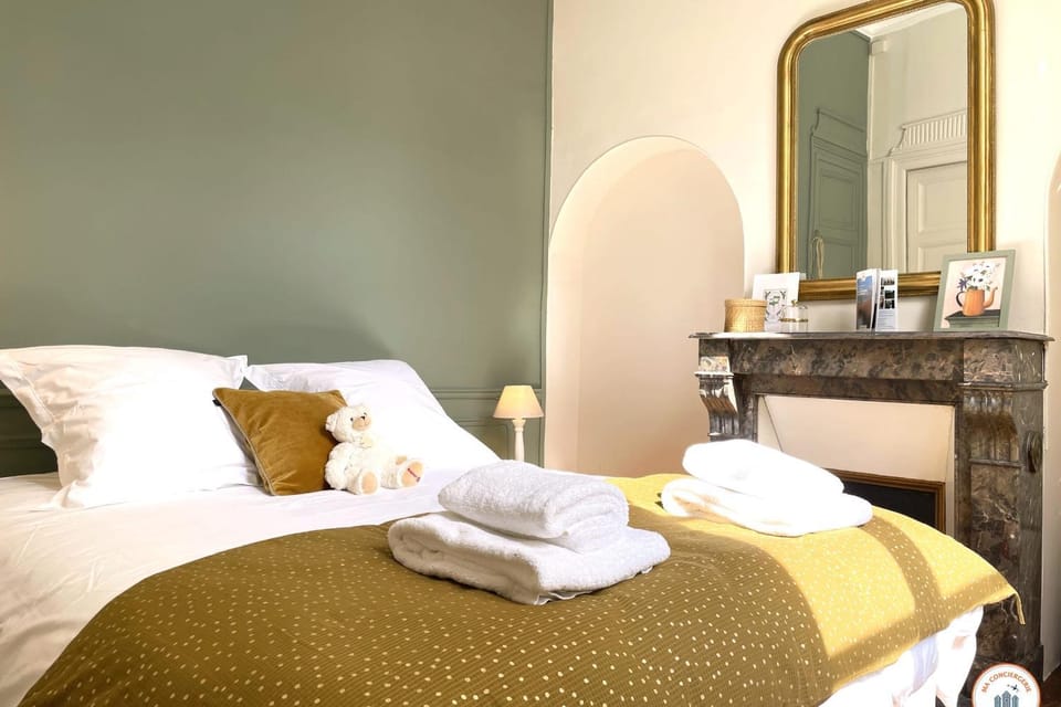 Bed, Photo of the whole room, Bedroom, towels
