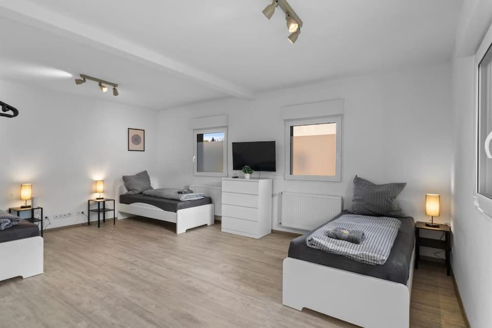 Bed, TV and multimedia, Photo of the whole room, Bedroom