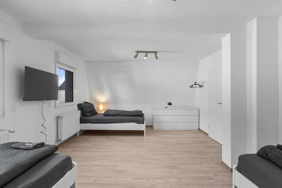 Bed, TV and multimedia, Photo of the whole room, Bedroom