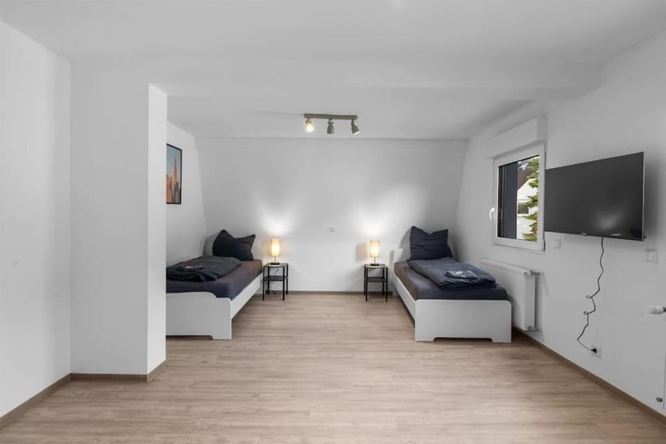 Bed, TV and multimedia, Photo of the whole room, Bedroom