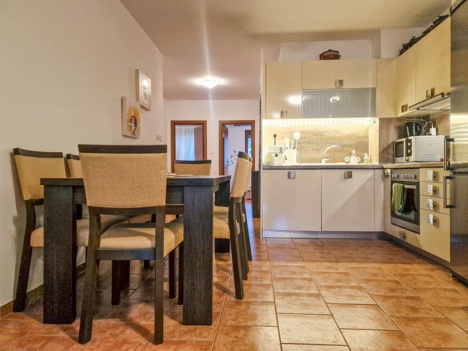 Kitchen or kitchenette, Dining area, oven, stove