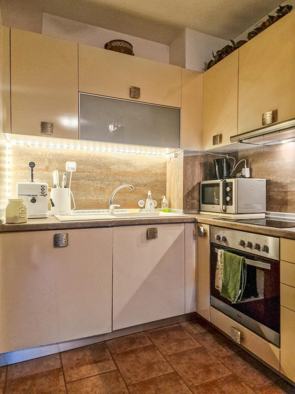 Coffee/tea facilities, Kitchen or kitchenette, oven, stove