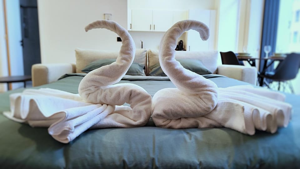 Bed, towels