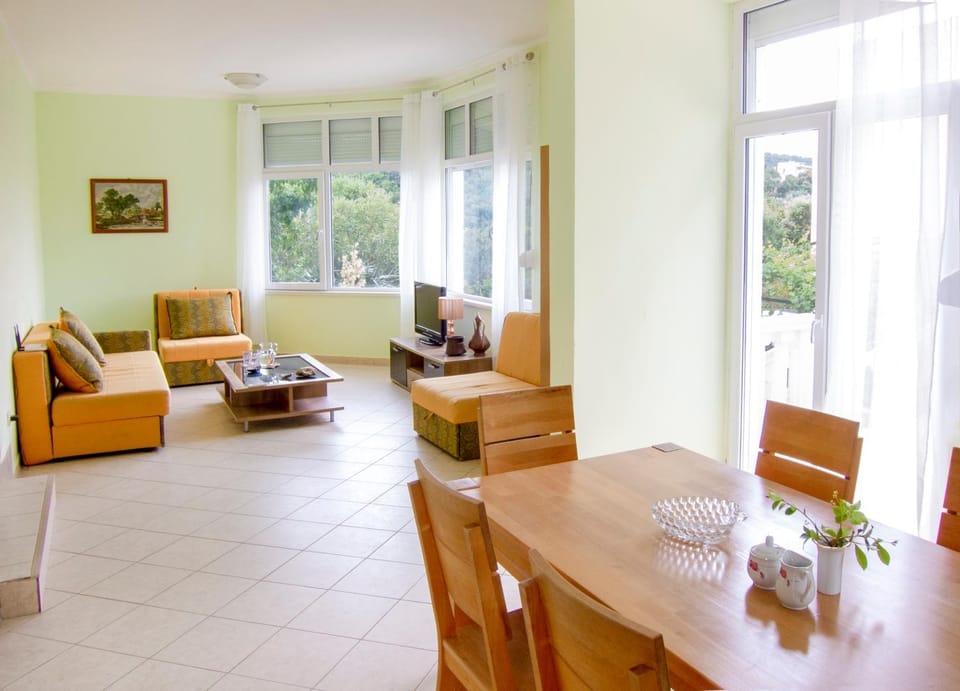 Communal lounge/ TV room, Living room, Seating area, Dining area, Beach, Garden view, Mountain view, Sea view