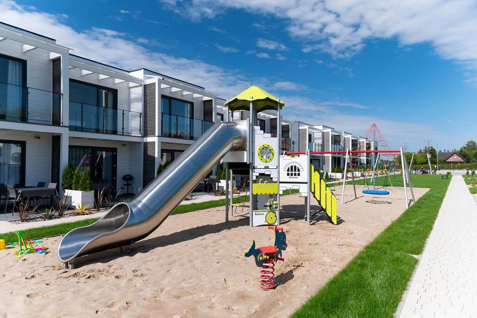 Communal lounge/ TV room, Day, Natural landscape, Children play ground, Children play ground, Seating area, Evening entertainment