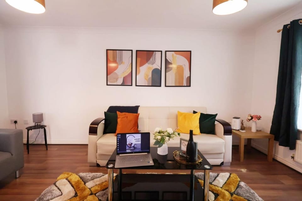 NEC - BHX - HS2 - 4 bed house - 3 bathrooms - Sleeps 8 - Free parking - Birmingham - Travel cot - Pets welcome House in Marston Green