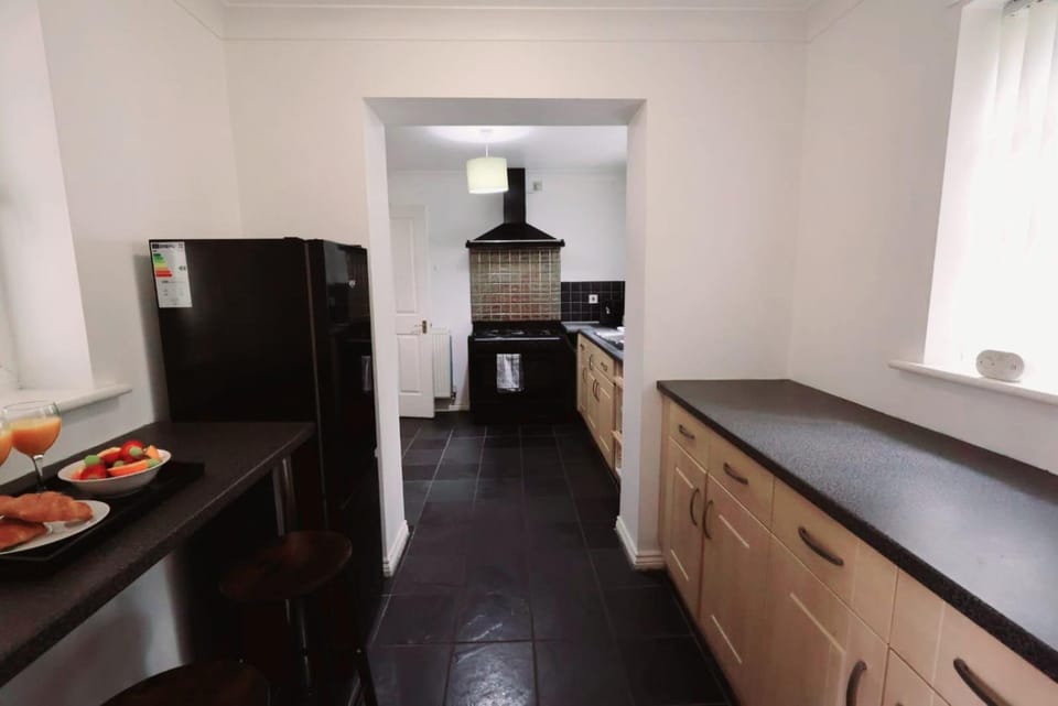 NEC - BHX - HS2 - 4 bed house - 3 bathrooms - Sleeps 8 - Free parking - Birmingham - Travel cot - Pets welcome House in Marston Green