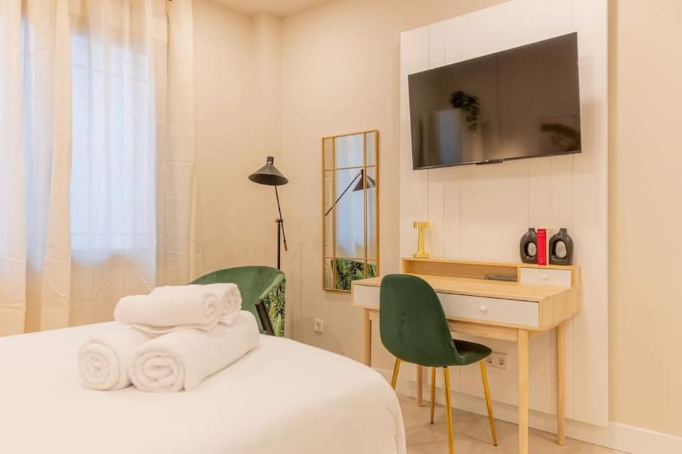 TV and multimedia, Photo of the whole room, Bedroom, towels