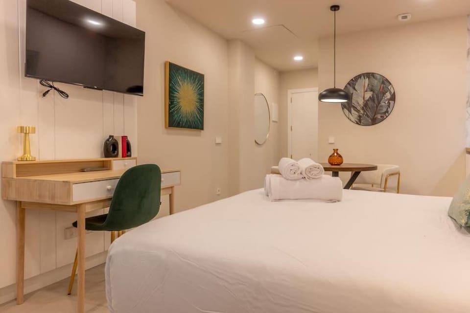 Bed, TV and multimedia, Photo of the whole room, Seating area