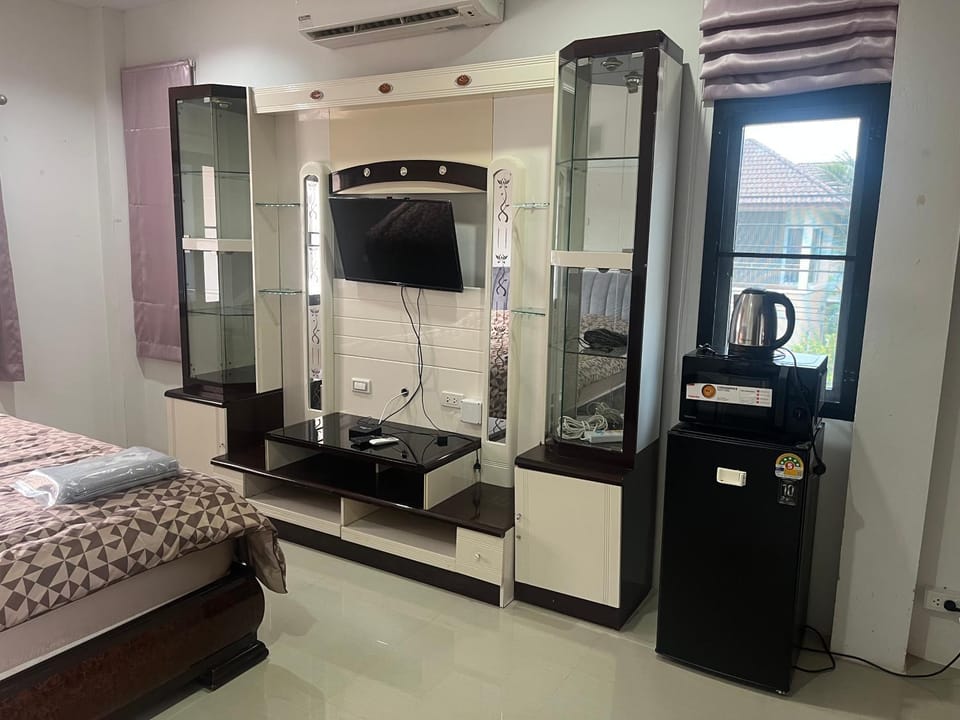 TV and multimedia, Photo of the whole room, Bedroom