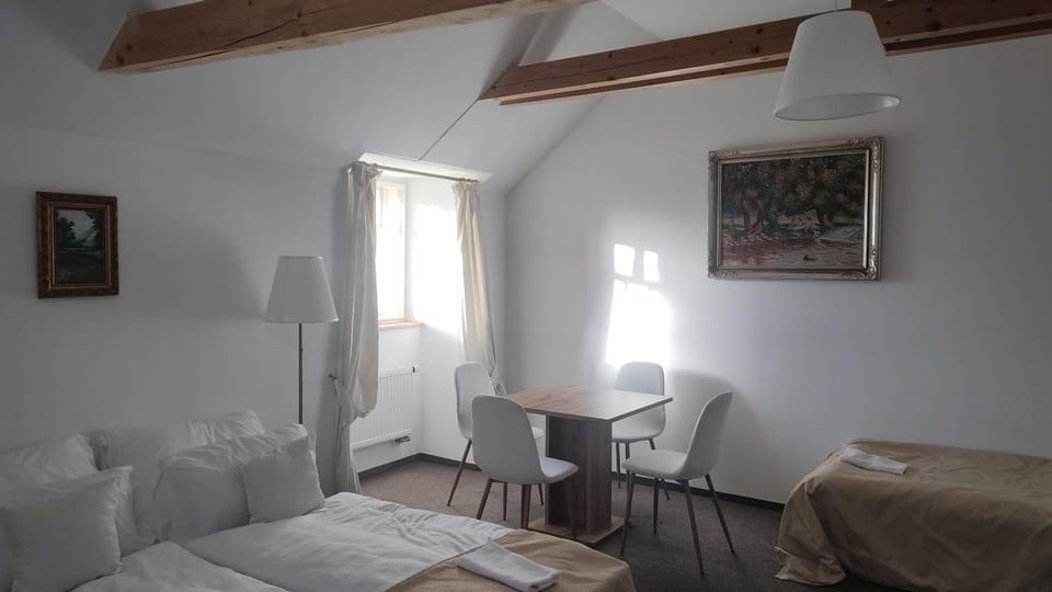 Bed, Photo of the whole room, Seating area