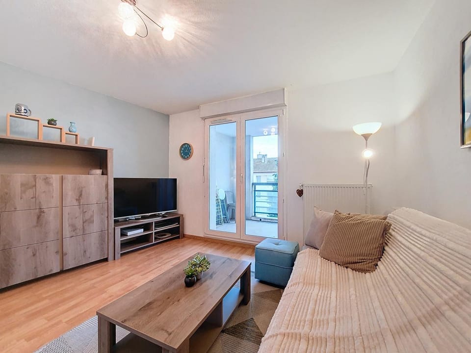 Communal lounge/ TV room, TV and multimedia, Living room, Seating area, Dining area