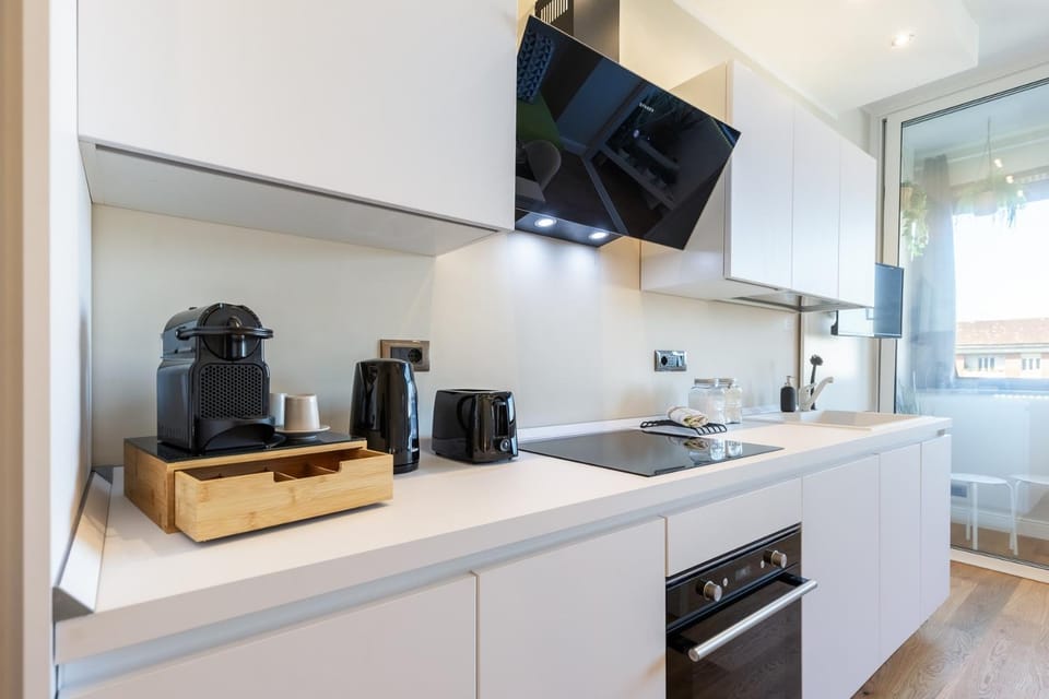 Kitchen or kitchenette, dishwasher, oven