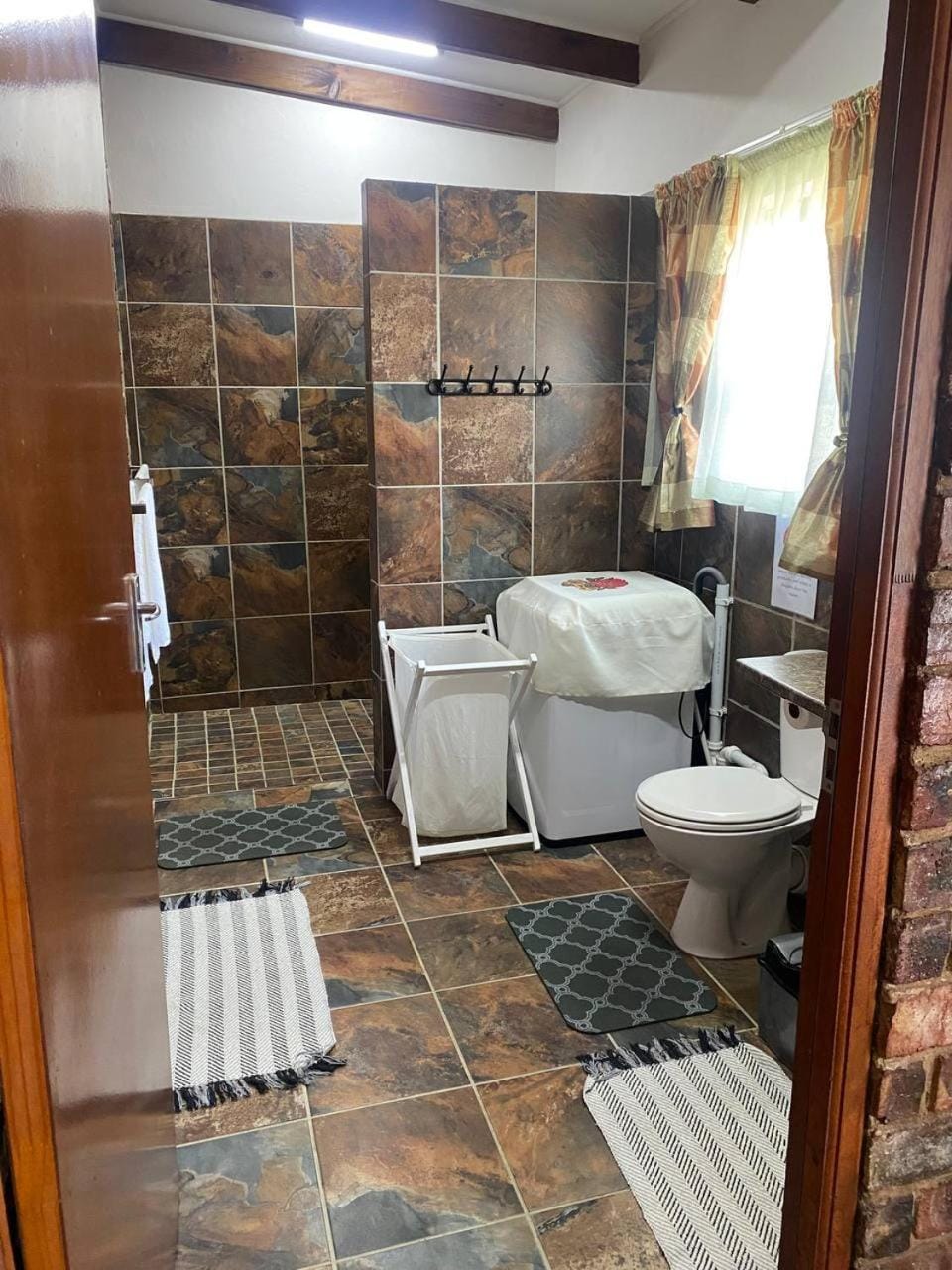 Shower, Toilet, Bathroom, towels, washing machine