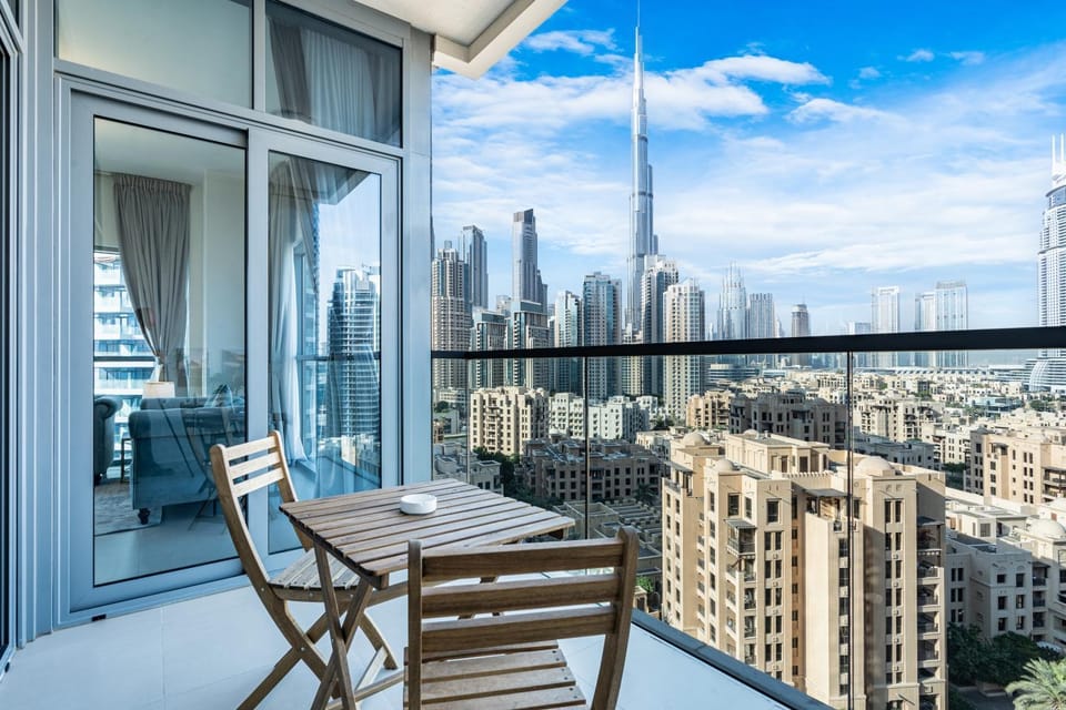 Property building, Day, View (from property/room), Balcony/Terrace, Seating area, City view