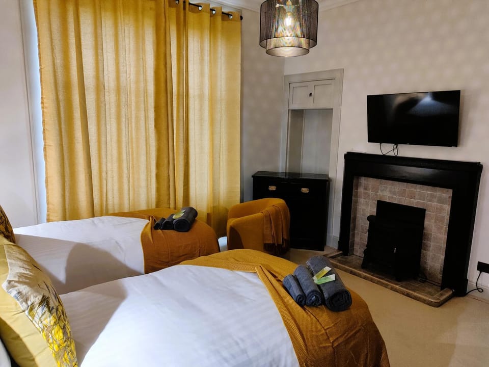 Bed, TV and multimedia, Bedroom