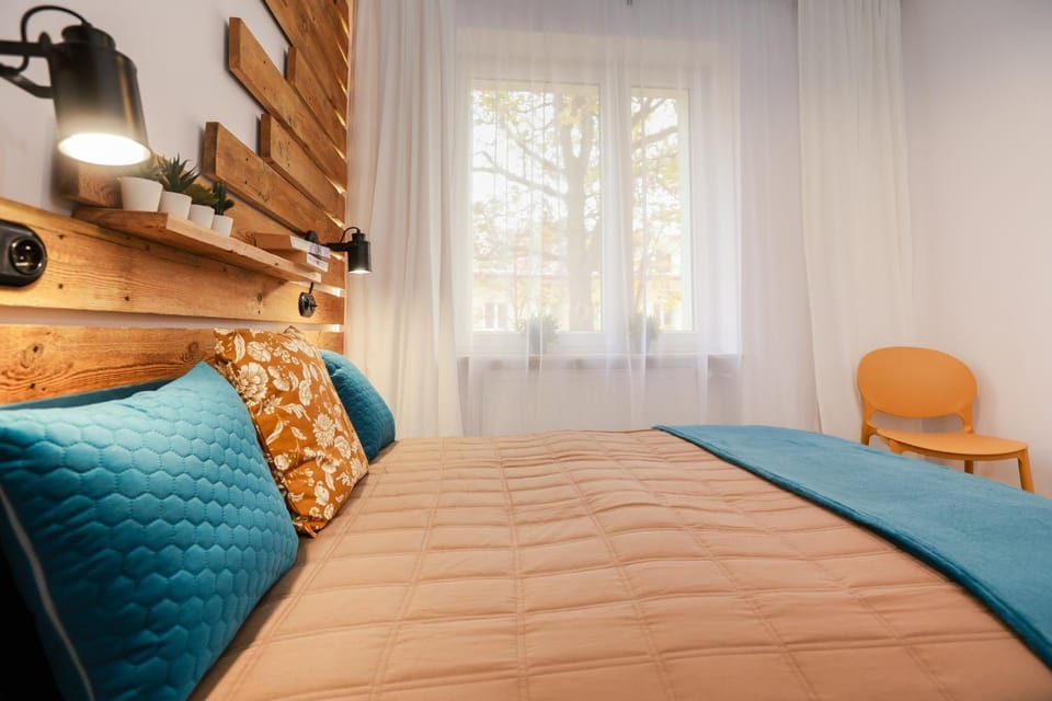 Bed, Photo of the whole room, Seating area, Bedroom