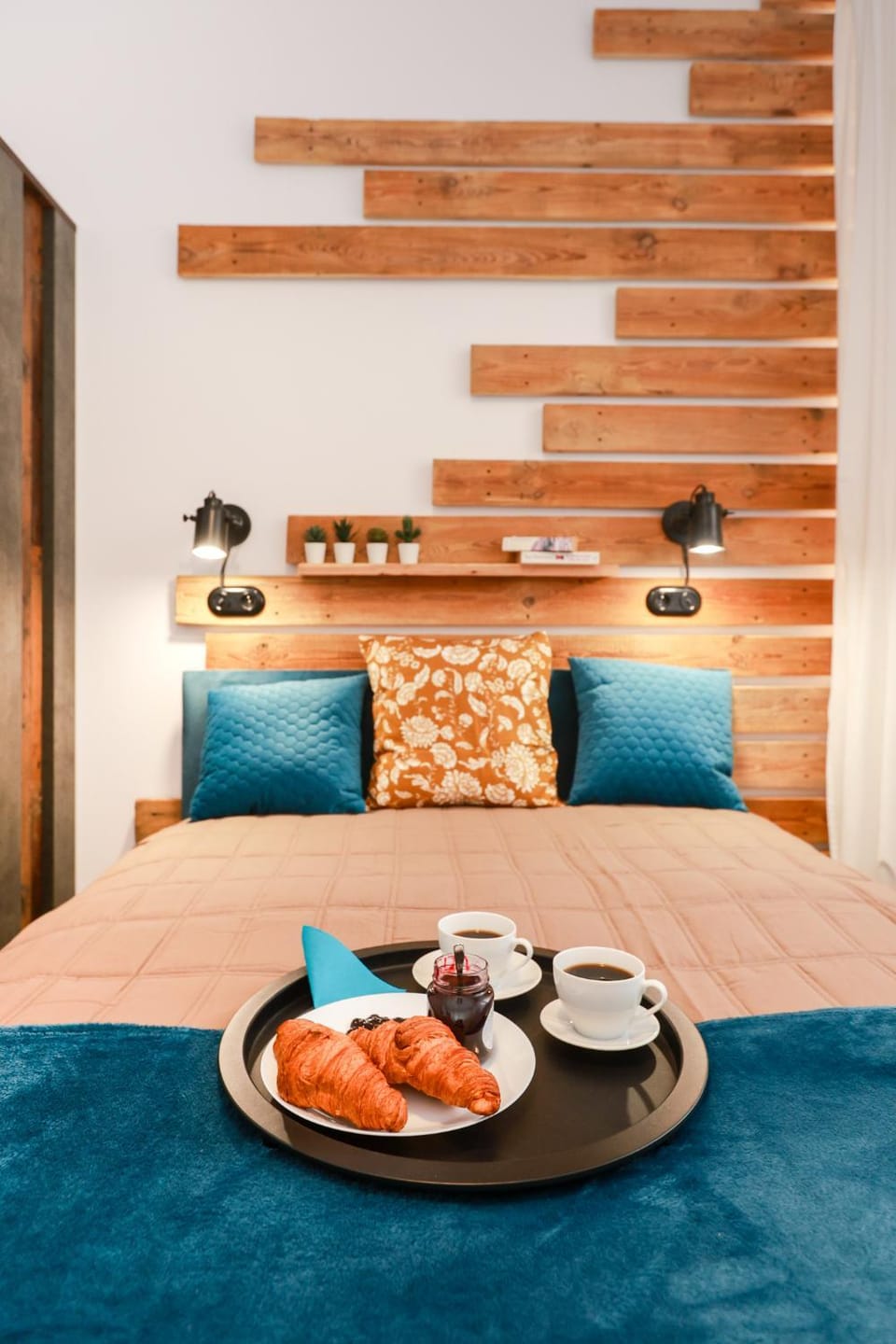 Bed, Living room, Food and drinks, Seating area