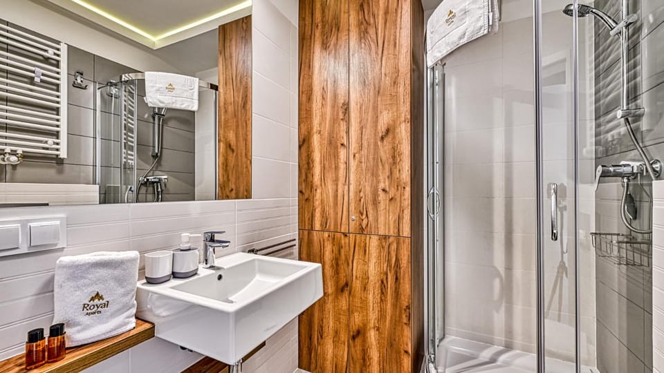 Shower, Toilet, Bathroom, towels