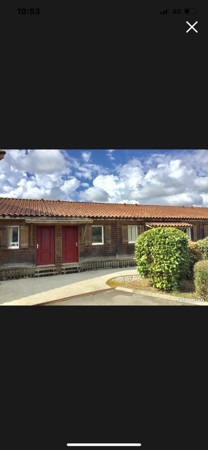 Maisonnette en bois pour 4 personne village vacances Avec Chalet in Nouvelle-Aquitaine