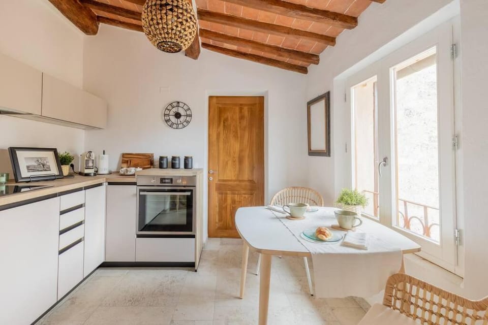 Kitchen or kitchenette, Dining area, oven