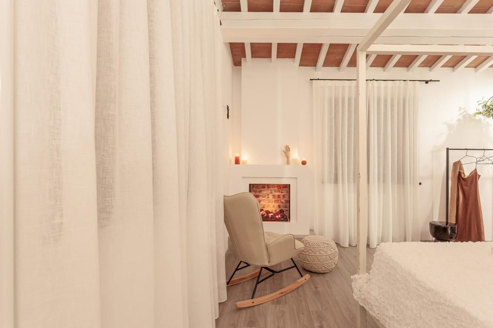 Bed, Photo of the whole room, Decorative detail, Bedroom, flat iron, microwave