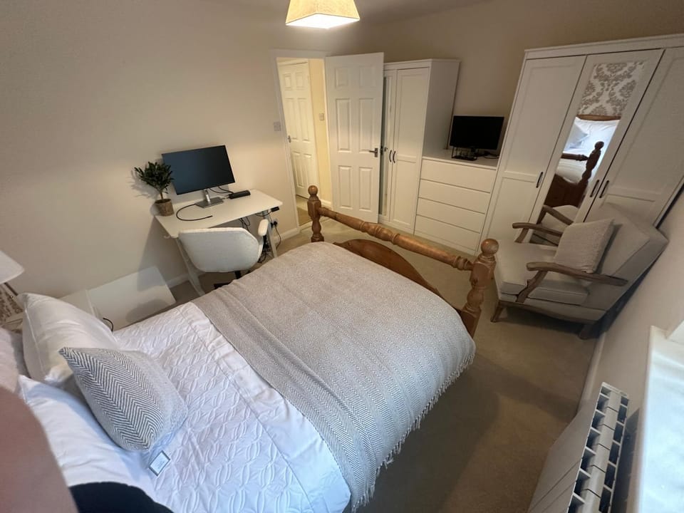 Bed, TV and multimedia, Photo of the whole room, Seating area, Bedroom