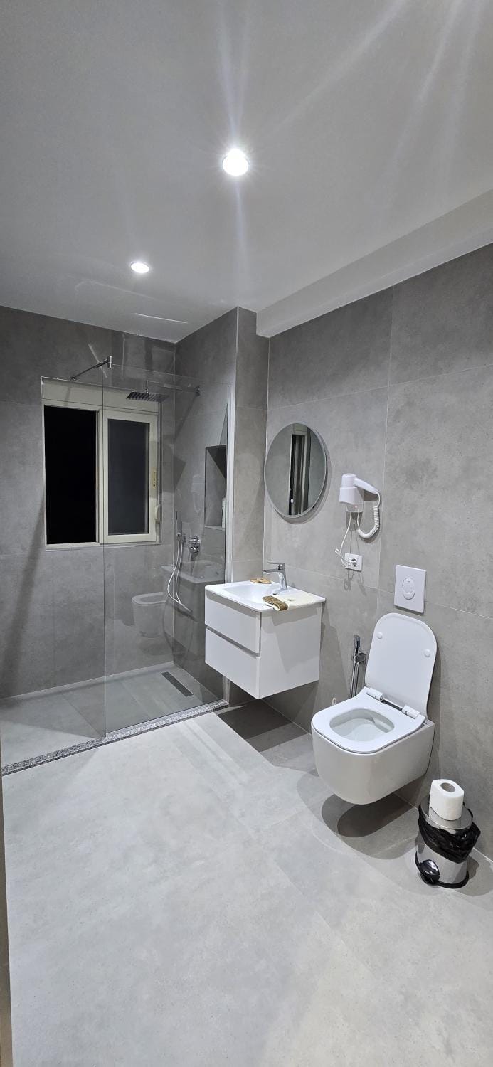 Shower, Toilet