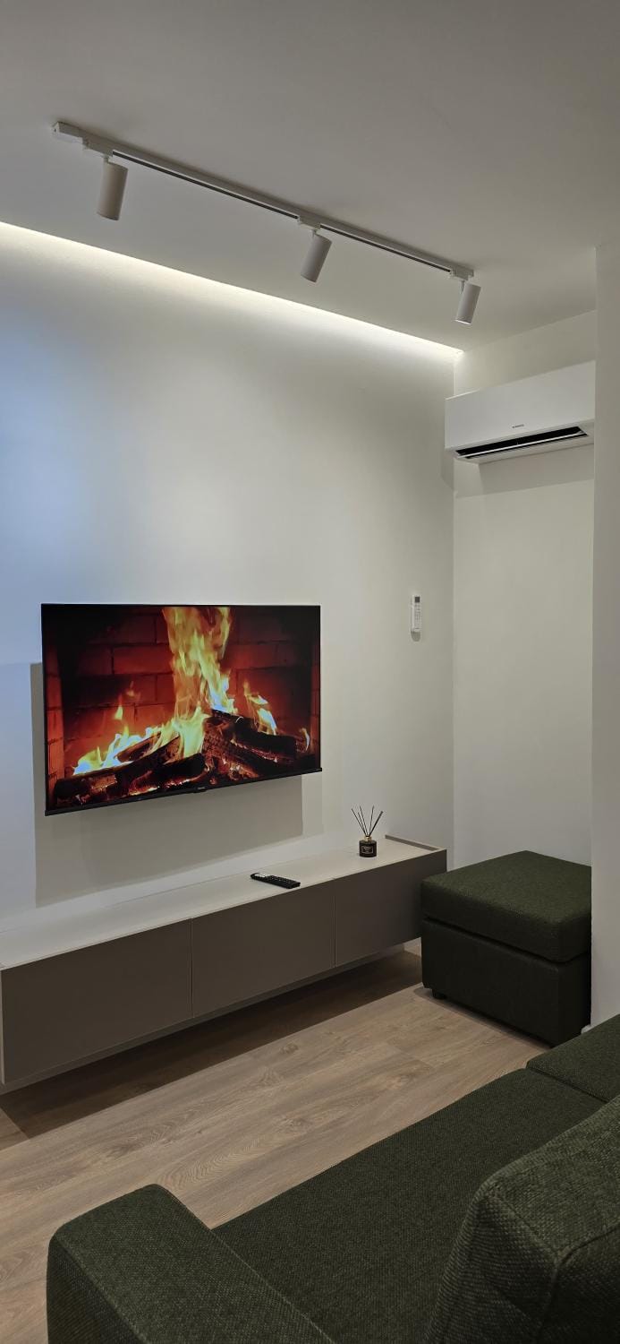 TV and multimedia, Living room, Seating area, air conditioner