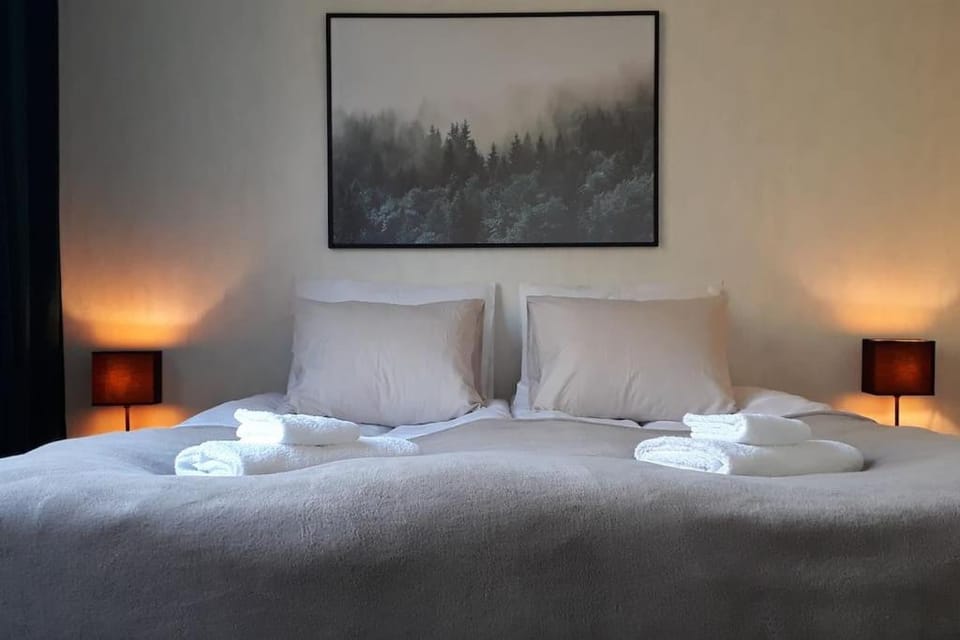 Bed, Bedroom, towels
